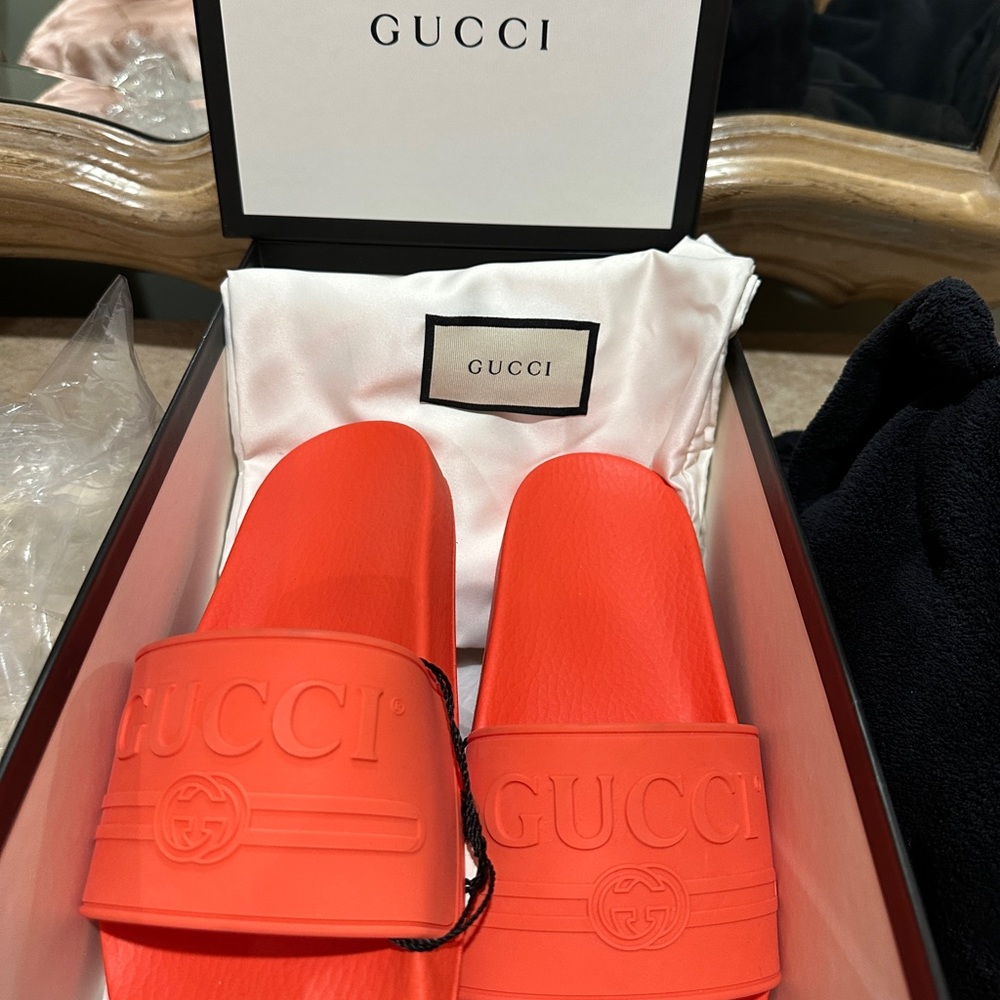 GUCCI LOGO RUBBER SLIDE SAND - Picture 6 of 7